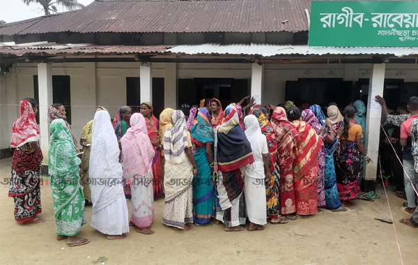 বেলা বাড়ার সঙ্গে বাড়ছে ভোটারদের লাইন